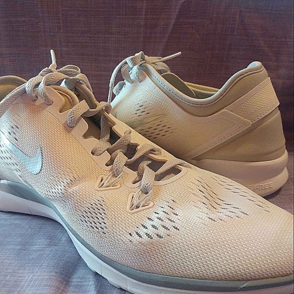 Nike free tennis shoes